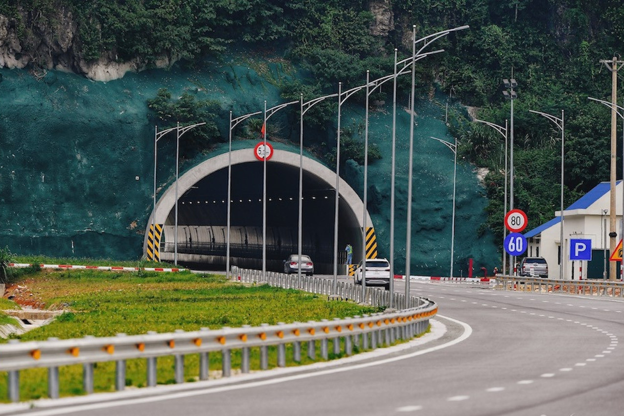 Hầm ở cao tốc không điểm dừng khẩn cấp, gặp tai nạn thoát đường nào?