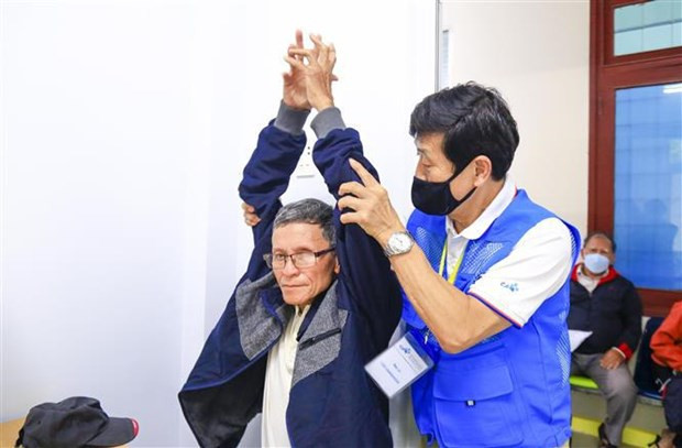 Korean doctors give free health check, medical equipment to Quang Ngai locals hinh anh 1