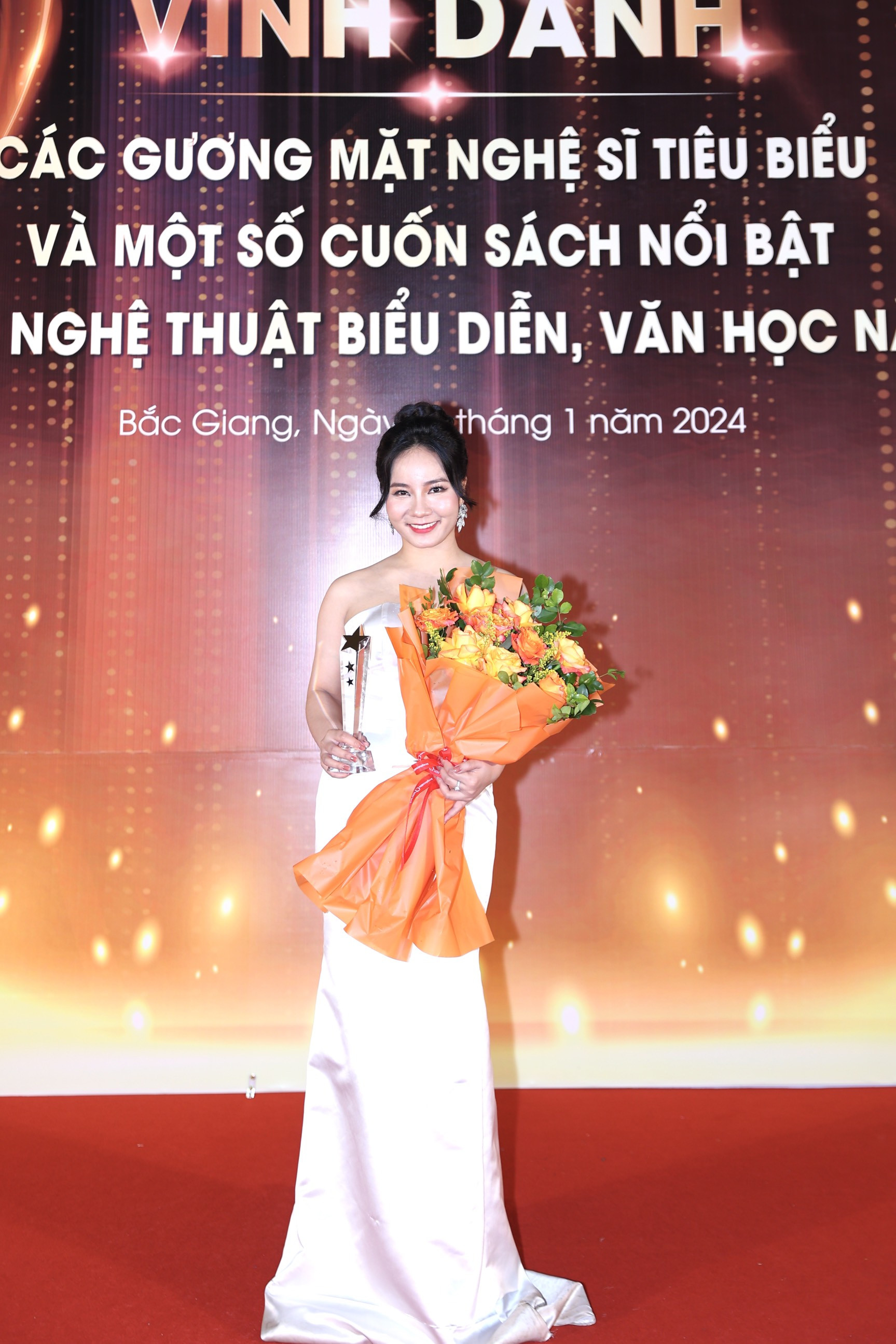 lan nhung vinh danh.jpg