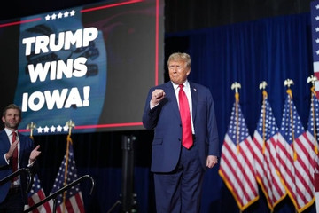 Ông Trump thắng áp đảo ở Iowa, đối thủ DeSantis về nhì kịch tính