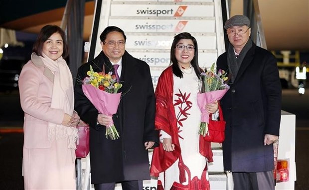 PM lands in Switzerland, starting trip to attend WEF Annual Meeting 2024 hinh anh 1