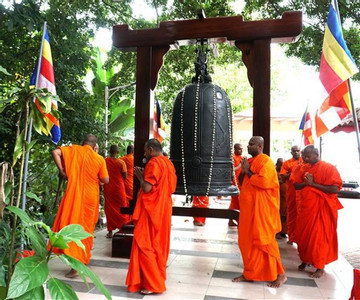 Vietnam – Malaysia Business Association donates bronze bell pagoda in Malaysia