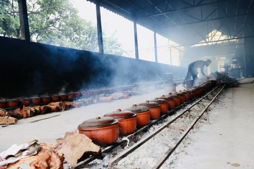 Vu Dai villagers braise fish in clay pots for Tet treat