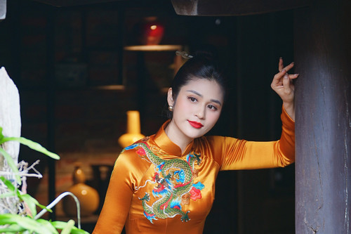 BTV Minh Trang thời sự 19h đẹp ngỡ ngàng, Thanh Thanh Hiền trẻ trung bên con gái