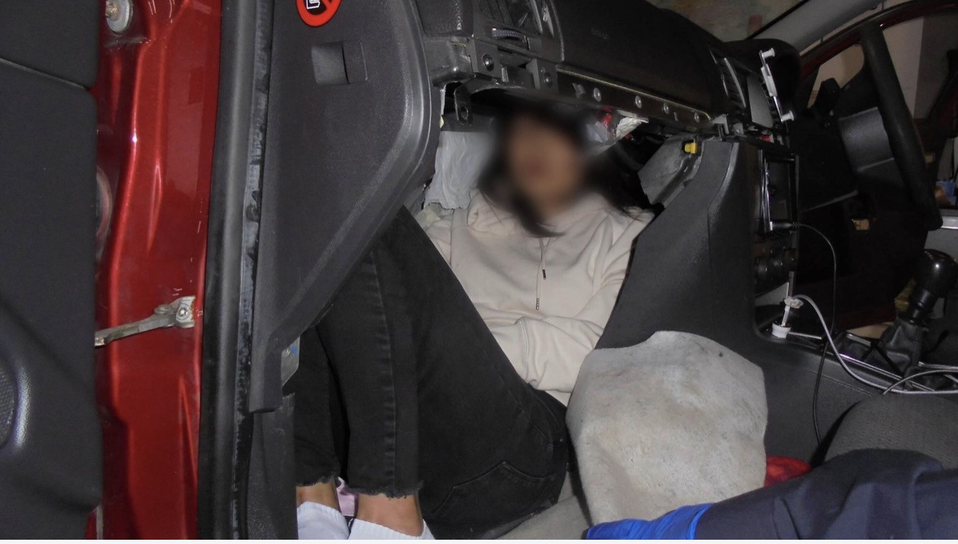 View - Kẻ nhồi nhét cô gái Việt trong ô tô vượt biên vào Anh lĩnh án 2,5 năm tù