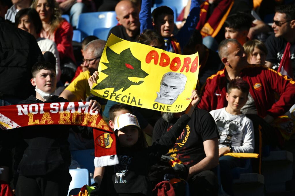 mourinho tifosi roma.jpg