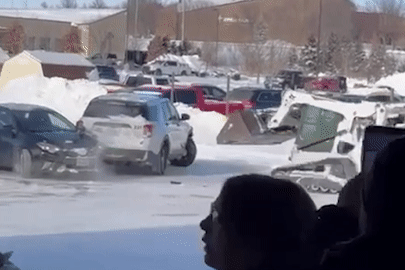 Người đàn ông điều khiển máy xúc tấn công xe cảnh sát trên phố