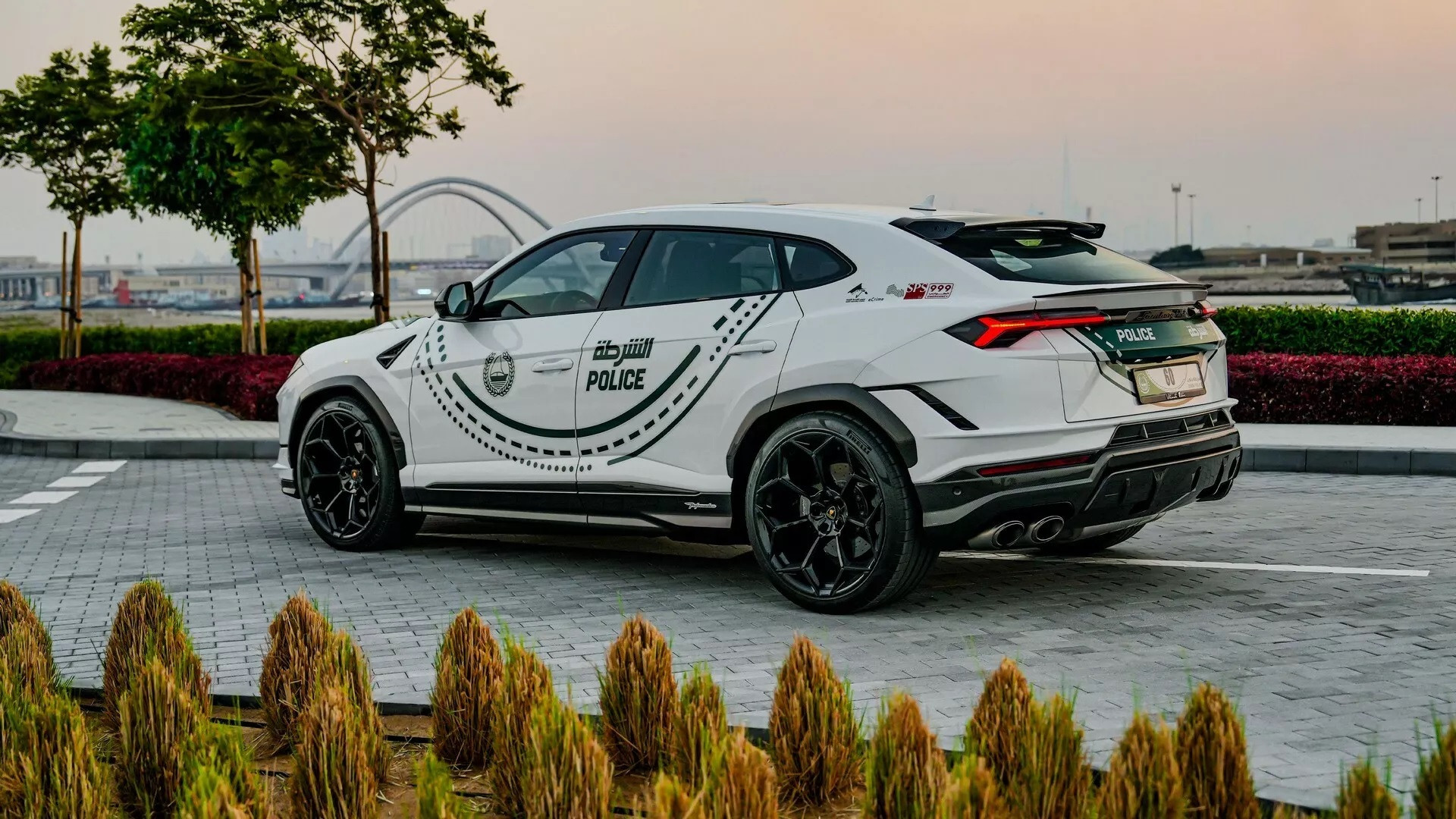 urus canh sat dubai 2.jpg