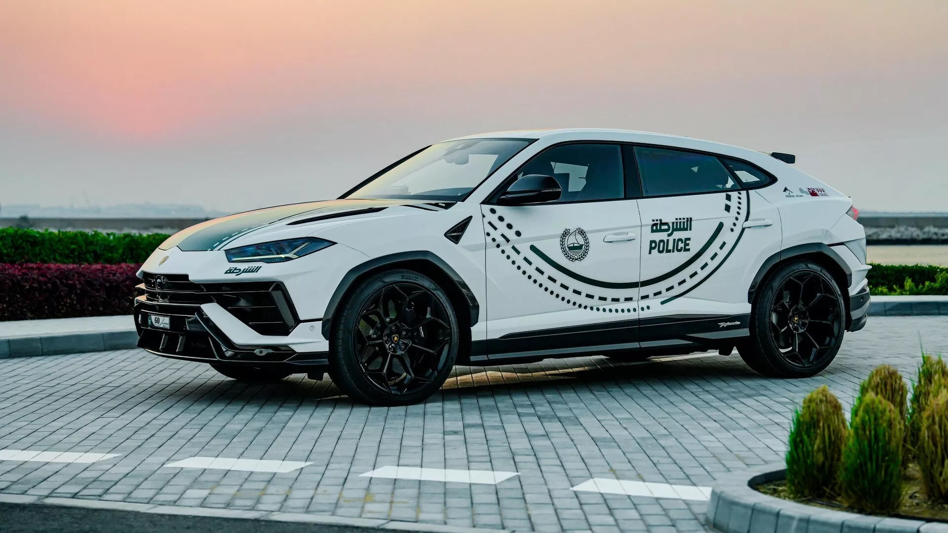 urus canh sat dubai 4.jpg