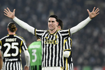 Vlahovic vẽ hai siêu phẩm, Juventus phả hơi nóng vào gáy Inter