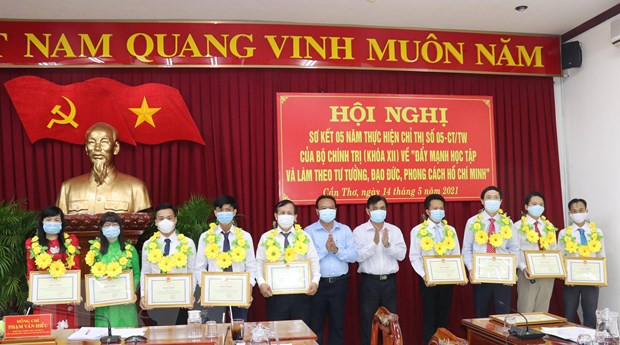 Can Tho: Thuc hien Chi thi so 05, xay dung Dang bo trong sach hinh anh 2