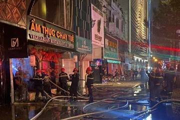 Cháy nhà hàng ở trung tâm TP.HCM, cảnh sát hướng dẫn 20 người thoát nạn