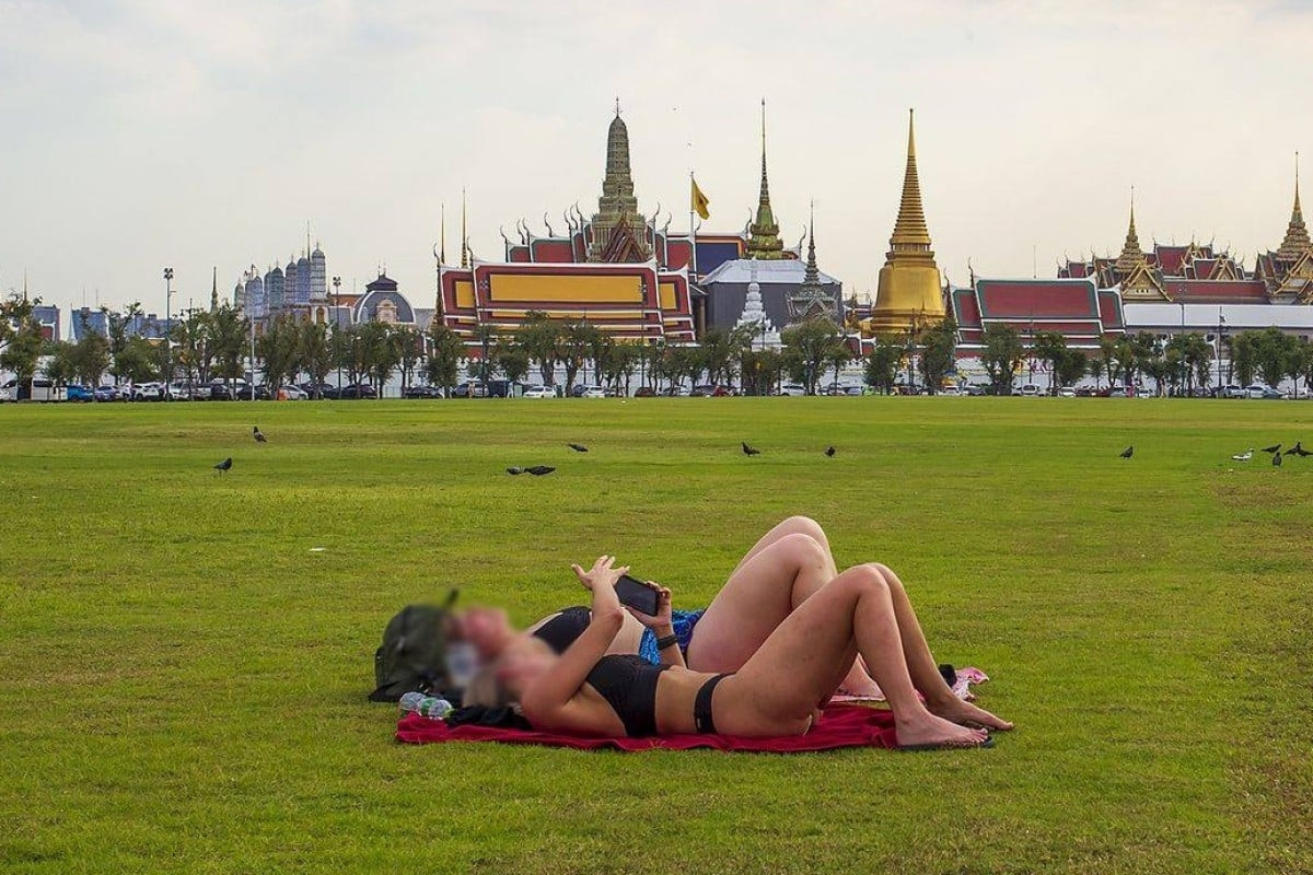 Dân Thái bức xúc vì khách nước ngoài hở hang tắm nắng trước cung điện Hoàng gia
