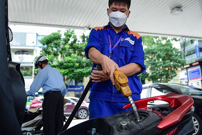 Giá xăng dầu tiếp tục tăng, RON95 vượt 22.000 đồng/lít