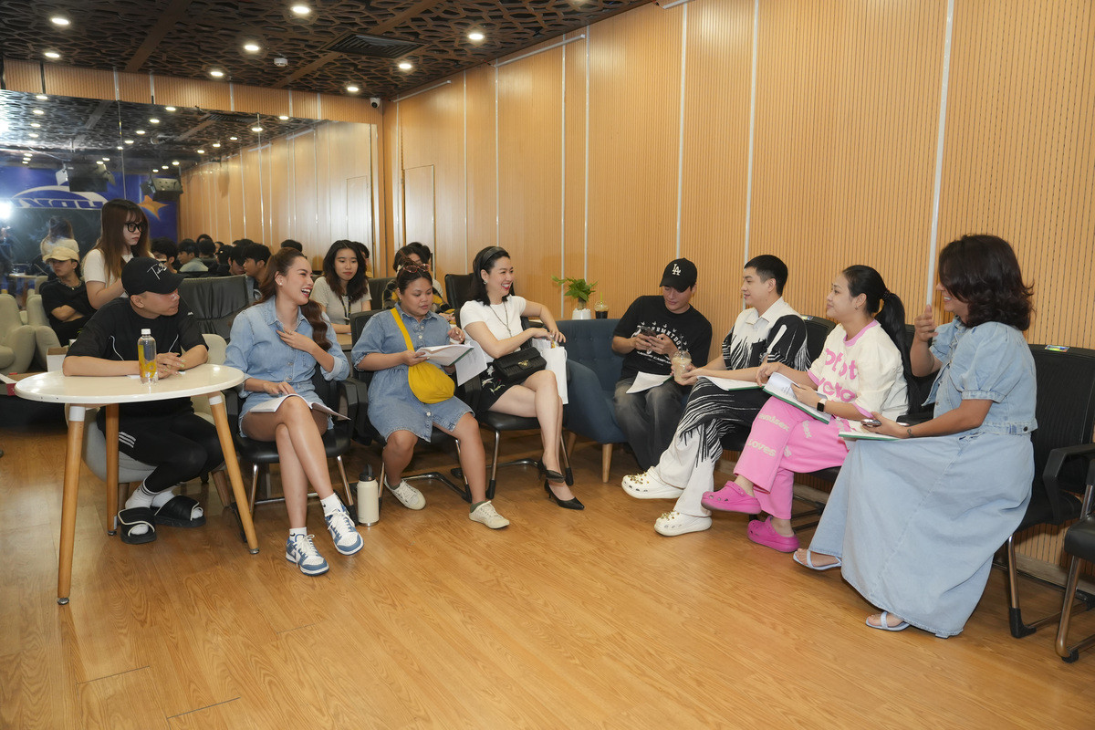 hoa hau le hoang phuong tap thoai cung cac anh chi em nghe si.jpg