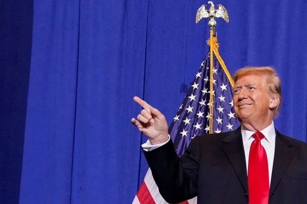 Một ngày tất bật của ông Trump: Sáng hầu tòa, chiều vận động tranh cử