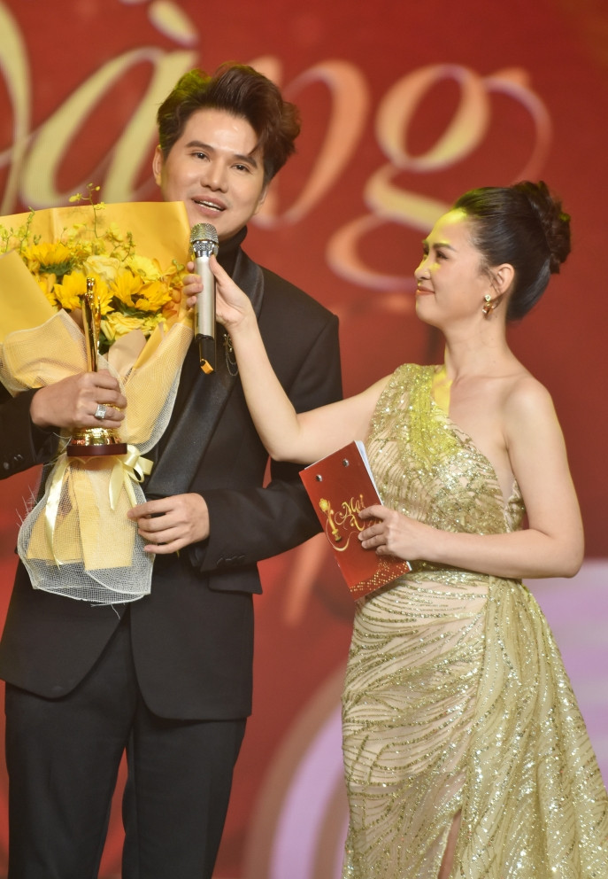 batch ddmc vu manh cuong nhan giai nguoi dan chuong trinh duoc yeu thich nhat.jpg