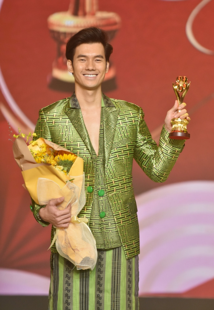 batch ddnhan phuc vinh dat giai nam dien vien dien anh truyen hinh duoc yeu thich nhat.jpg