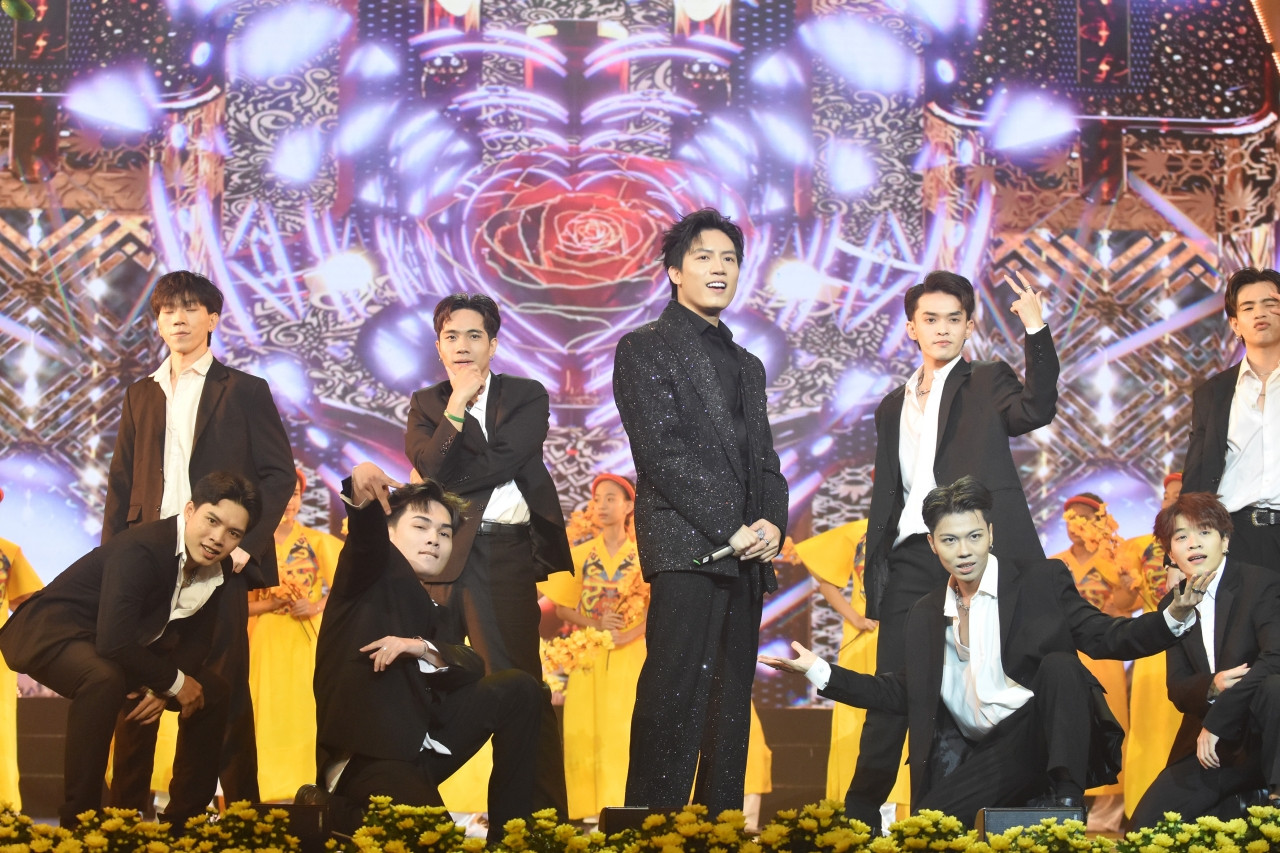 batch ddtiet muc mot phan hai cua quan quan ca si mat na 2023 voi ban don anh tu.jpg