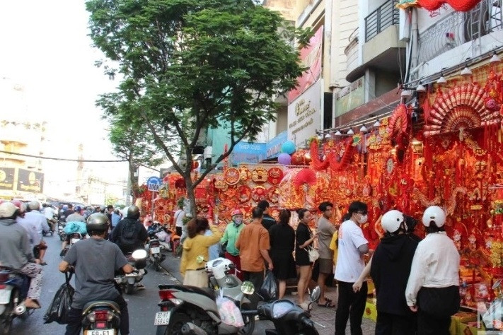 Bustling city street gearing up for coming Tet holiday