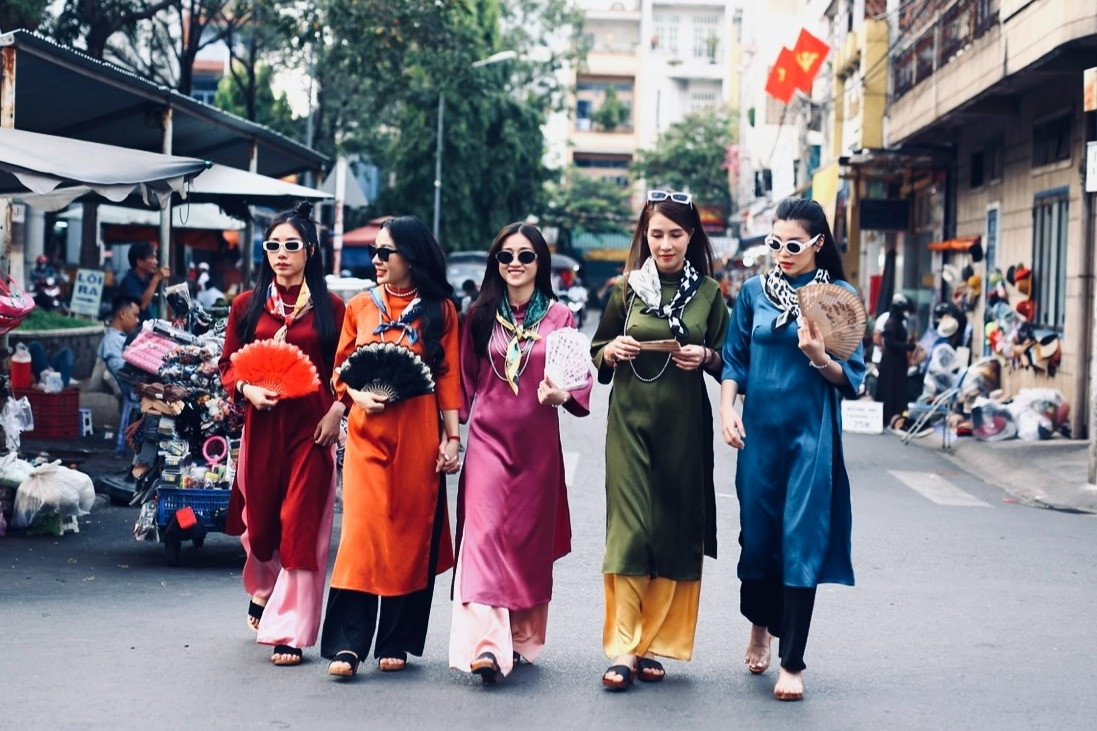 'Cô hai, mợ ba' xúng xính áo dài, rủ nhau đến chợ Biên Hoà tạo dáng