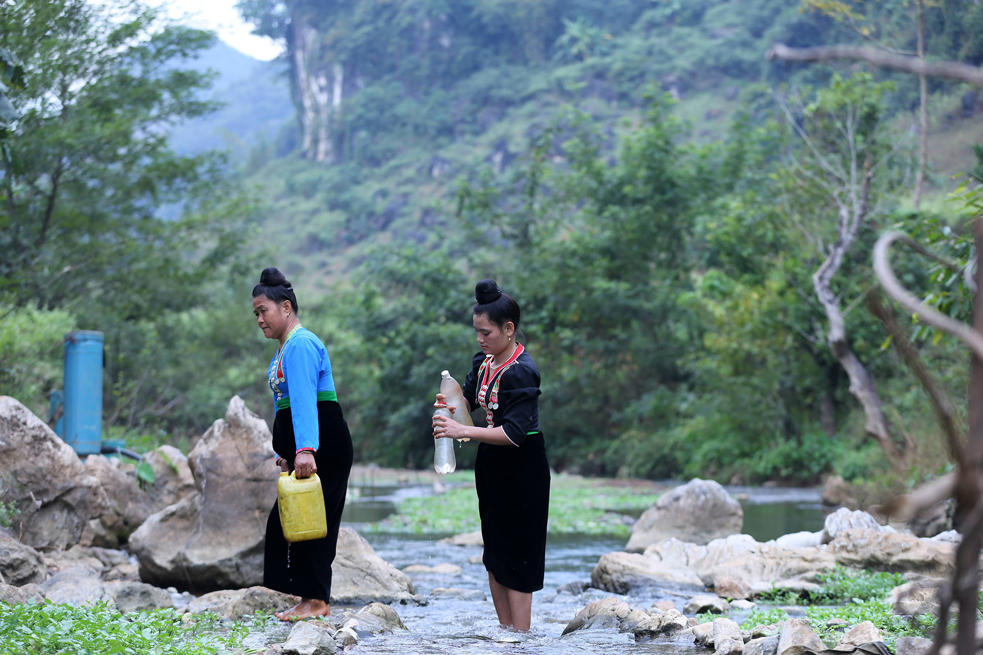 dan toc khang dien bien 1.jpg