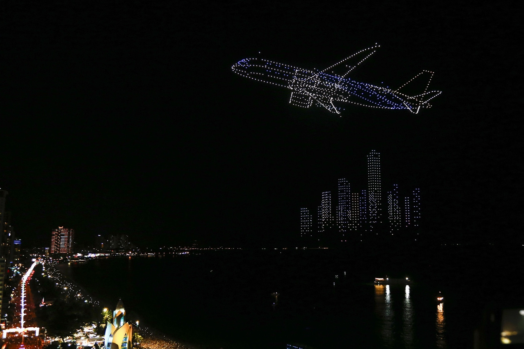 Hà Nội dùng 2.024 máy bay không người lái trình diễn ánh sáng đêm Giao thừa