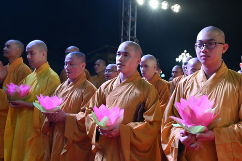 Hơn 1.000 Phật tử mừng ngày Đức Phật thành đạo