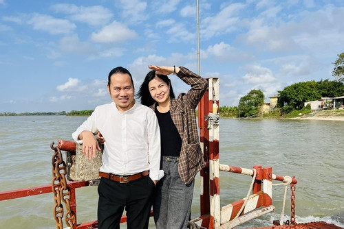Khánh Thi sang Singapore chữa bệnh, Vượng Râu và vợ kém 5 tuổi đi 'đổi gió'