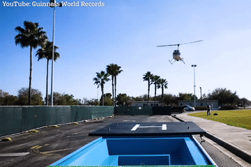 Ngắm xe limo dài nhất thế giới, có cả bể bơi, sân tập golf và bãi đỗ trực thăng
