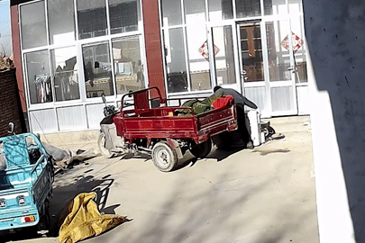 Trộm phá cửa, lái hẳn xe ba bánh vào nhà dân cuỗm đồ