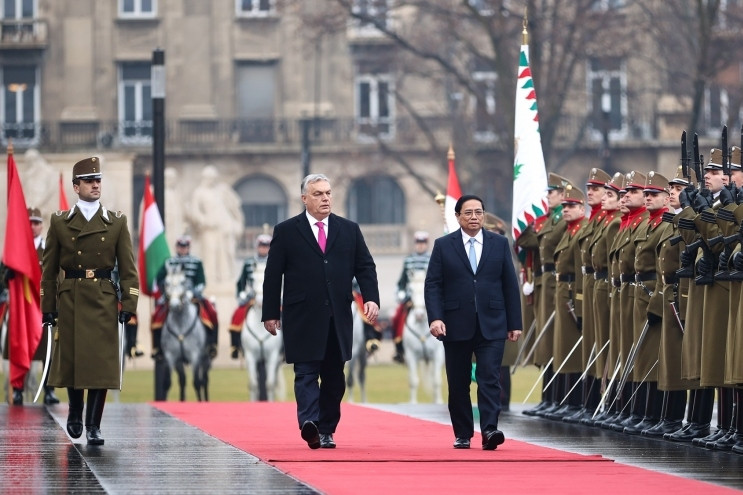 Vietnamese PM warmly welcomed in Hungary on official visit