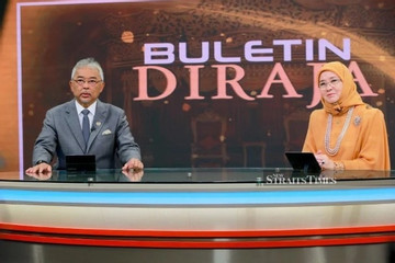 Vua và Hoàng hậu Malaysia cùng dẫn bản tin đặc biệt, người dân khen ngợi hết lời