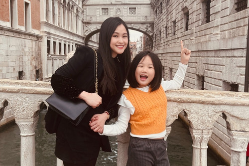 BTV Khánh Ly cùng con gái tìm hiểu văn hoá, phong tục các nước