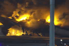 Cận cảnh máy bay Airbus bốc cháy dữ dội giữa sân bay Nhật Bản