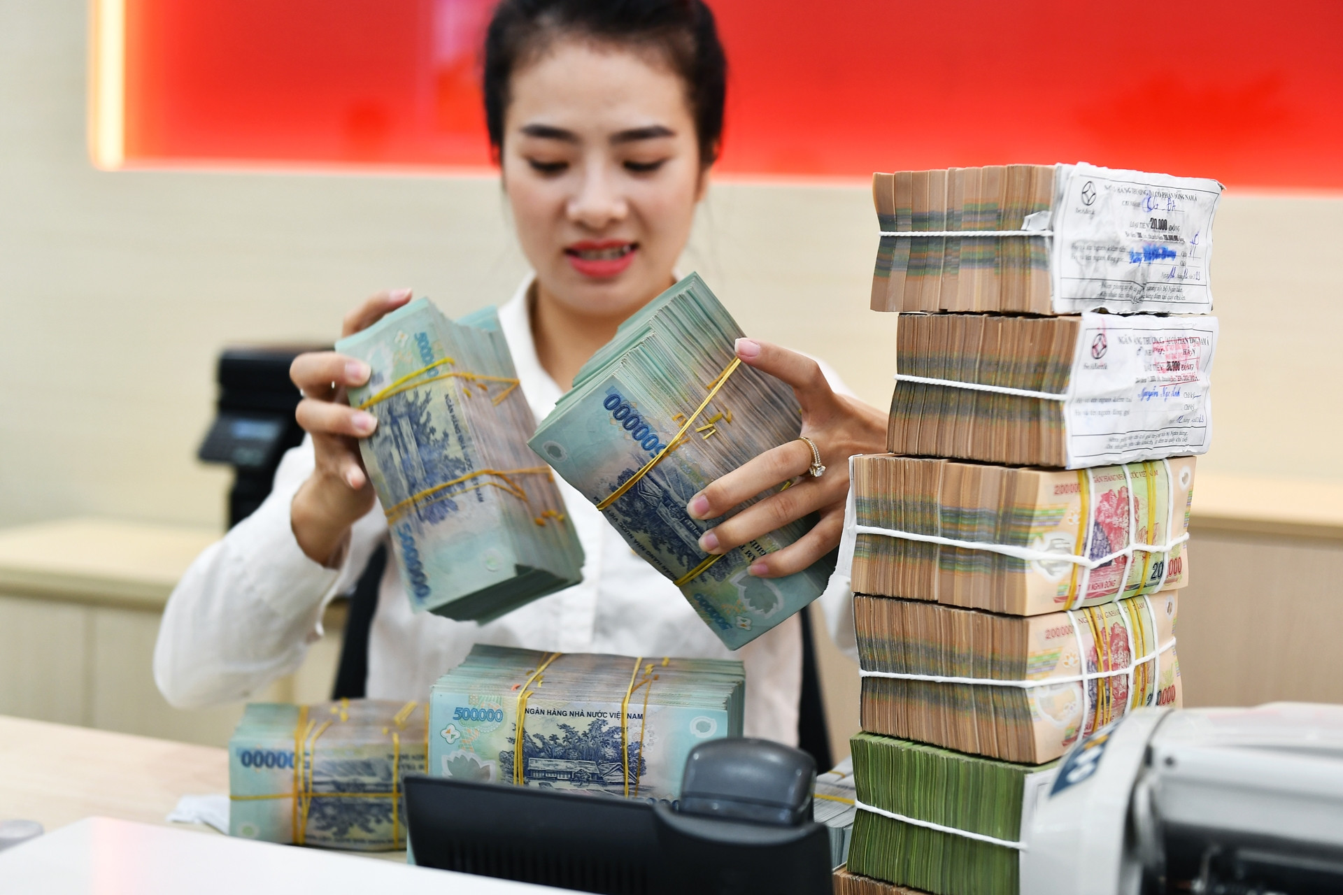Lãi suất ngân hàng 2/1/2024: Thêm nhà băng bất ngờ tăng lãi suất huy động