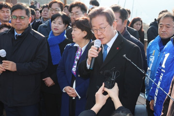 Lãnh đạo đảng đối lập Hàn Quốc bị đâm ở cổ