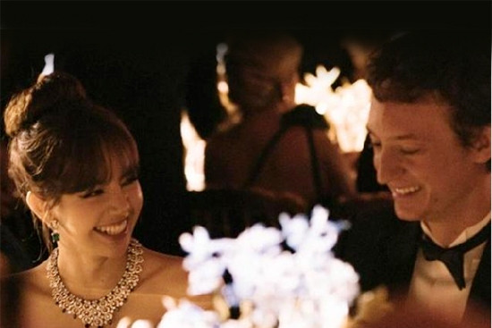 Lisa BlackPink và bạn trai tỷ phú quấn quýt ở Disneyland đầu năm