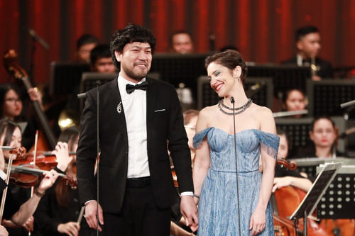 Màn hoà giọng ấn tượng của ngôi sao opera Angela Nisi và tenor Mạnh Hoạch