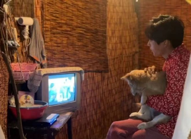 Trung Quốc: Mệt mỏi với thành phố, chàng trai dựng lều sống ở ẩn trên núi - 2