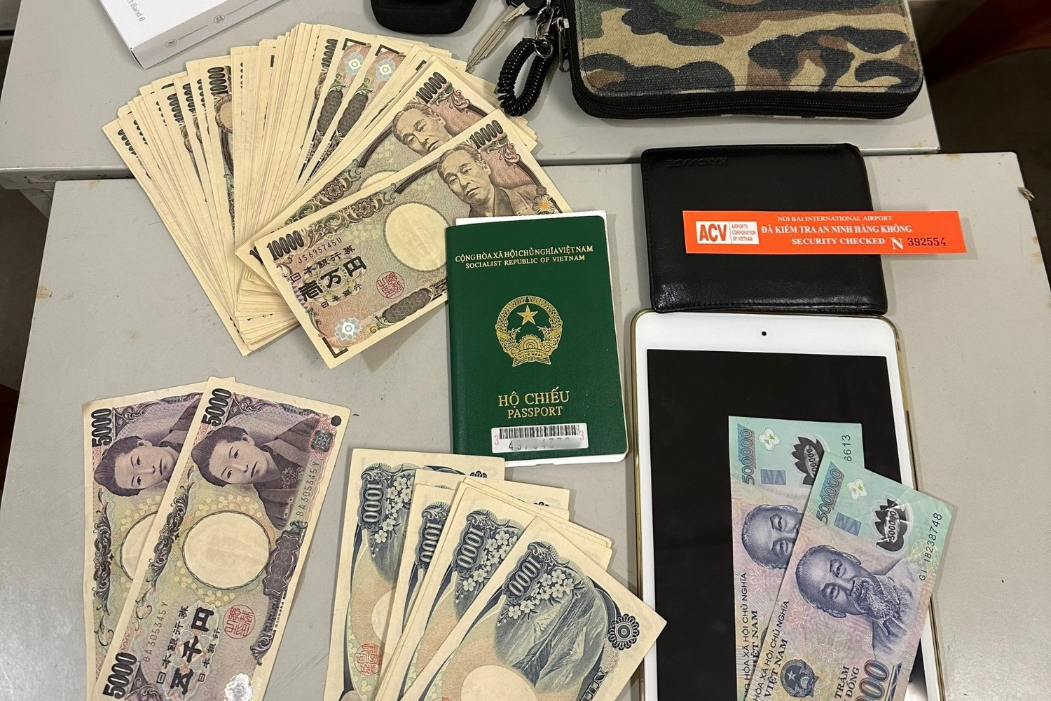 Nam hành khách vui mừng nhận lại túi tiền bỏ quên ở sân bay Nội Bài