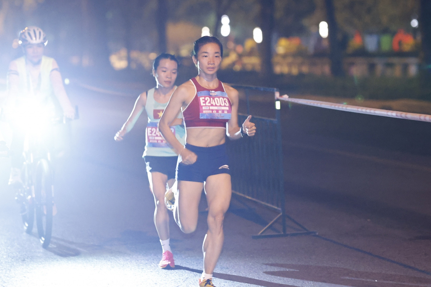 Nguyễn Thị Oanh phá kỷ lục quốc gia ở giải bán marathon Quốc tế Việt Nam 2024