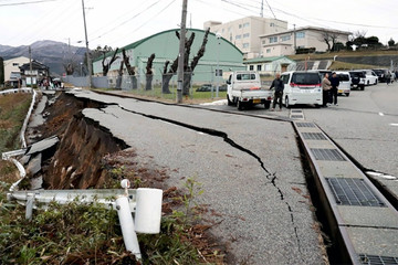 Nhật Bản chạy đua với thời gian giải cứu nạn nhân bị vùi lấp sau động đất