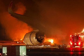 Số người thương vong trong vụ máy bay bốc cháy ở sân bay Nhật Bản