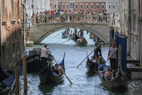 Venice ra thêm lệnh cấm, 'vật lộn' với vấn đề quá tải du khách