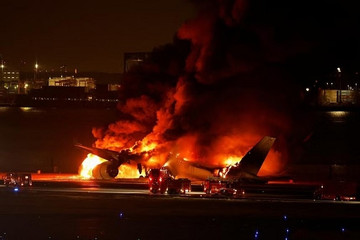 Video máy bay Nhật bốc cháy kinh hoàng, toàn bộ 379 người thoát chết thần kỳ