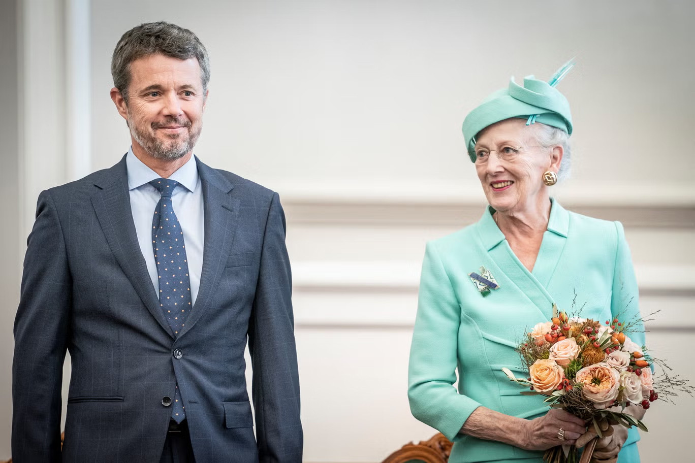 Nữ hoàng Margrethe II (phải) đã tuyên bố sẽ truyền ngôi lại cho Thái tử Frederik. Ảnh: Sky News