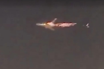 Cháy lớn trên không trung, máy bay Boeing vẫn hạ cánh an toàn