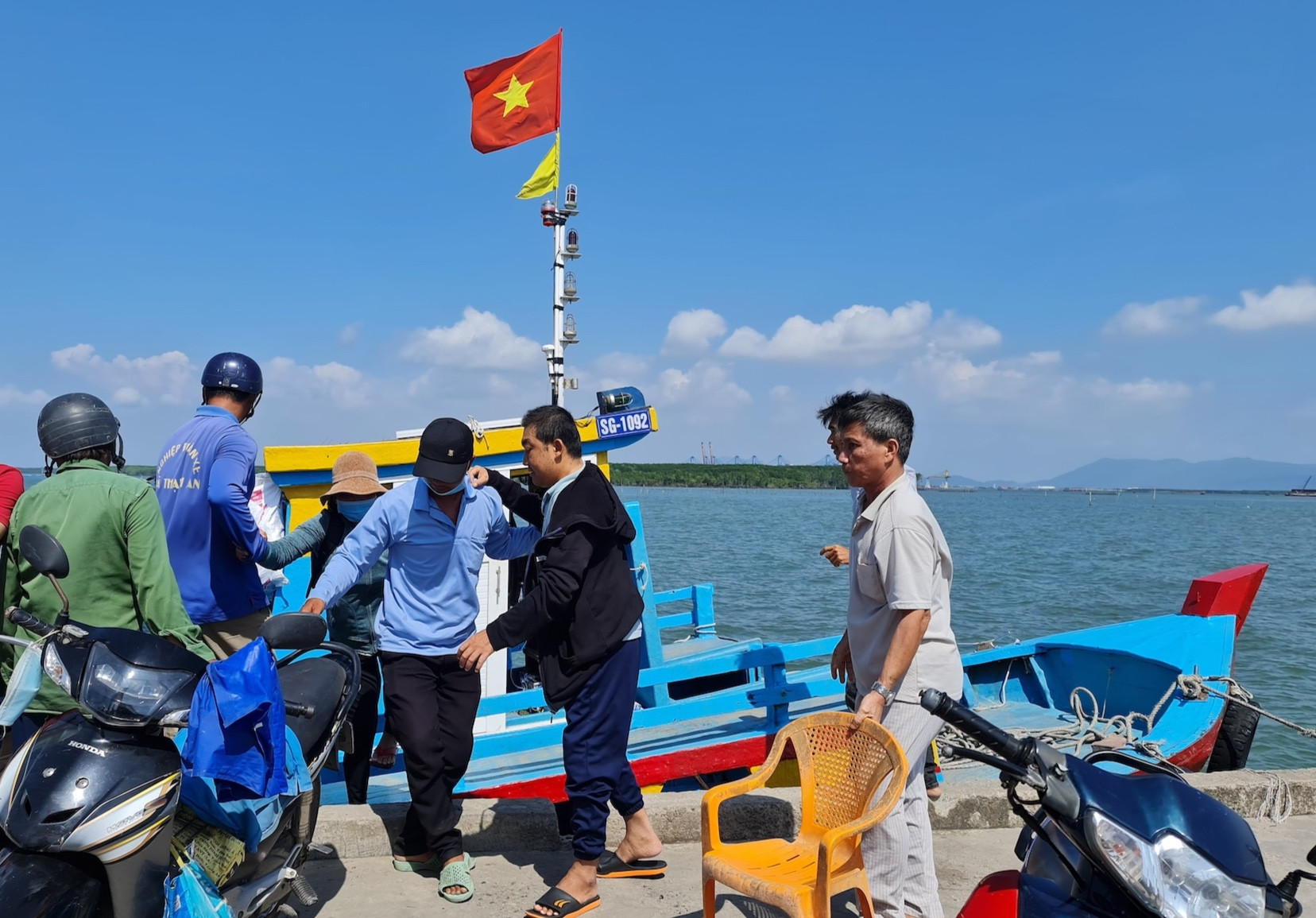 Theo Phó giáo sư, bác sĩ Tăng Chí Thượng, Giám đốc Sở Y tế TP.HCM, chăm lo sức khỏe người dân trên địa bàn là chức phận của toàn ngành y tế thành phố. Trong đó, Cần Giờ lâu nay vẫn còn là vùng trũng về y tế, nên giúp bà con nơi đây cơ hội tiếp cận dịch vụ y tế ngày càng nhiều càng thiết thực. 