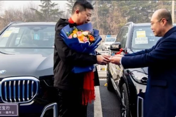 Cuối năm công ty thưởng Tết, nhân viên nhận siêu xe, 'ẵm' tỷ đồng tiền mặt
